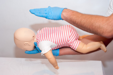 Heimlich Manöver bei Babys und Kleinkindern